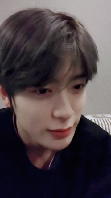 비비드 tweet media