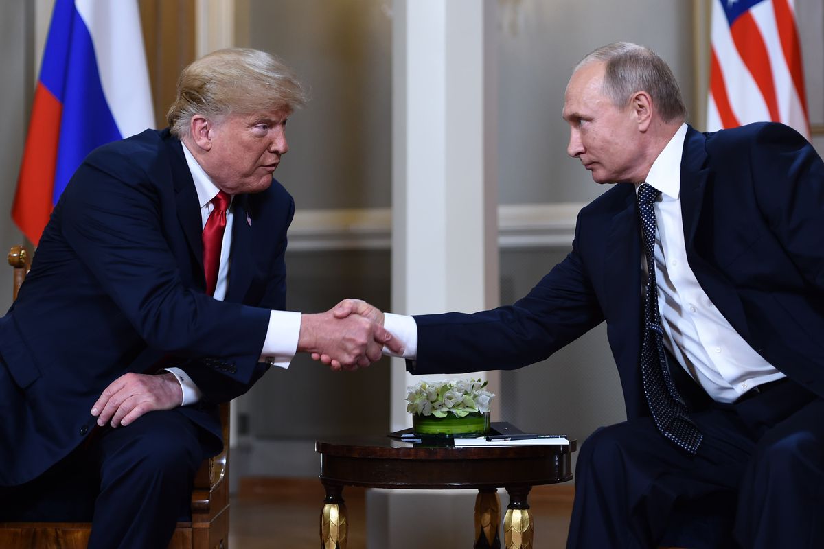 eSPAINews's tweet photo. 🇺🇲🇷🇺 Donald Trump y su homólogo ruso Vladímir Putin mantienen una conversación telefónica: en líneas generales, han discutido la cooperación entre ambos países para hacer frente al #coronavirus y la situación del mercado del petróleo. https://t.co/YpmgkM15f5