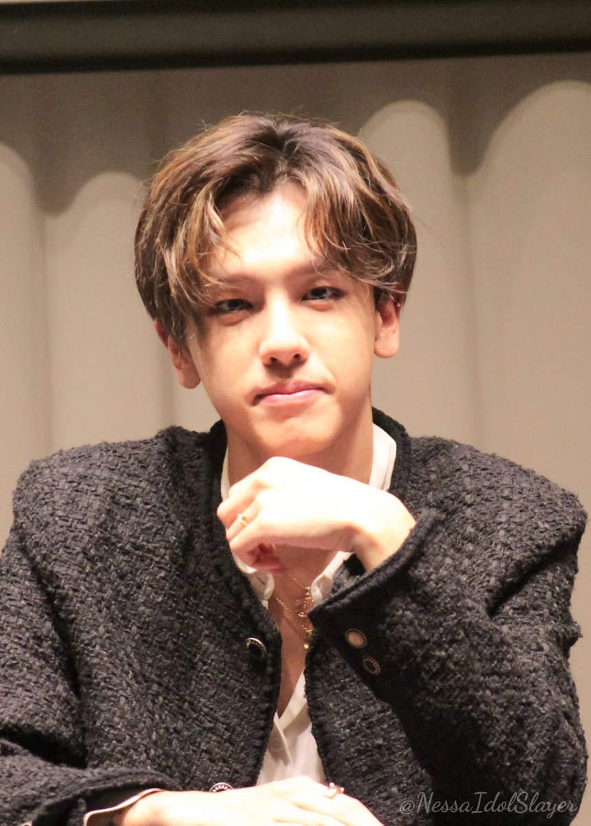 NessaIdolSlayer's tweet photo. 191117 fansign
(The lighting was really bad... 😖)
Excuse me, sir... 😳
#1TEAM #루빈 #이루빈 #ルビン #RUBIN #원팀 #IRUBIN #MakeThis https://t.co/izhebhyXF7
