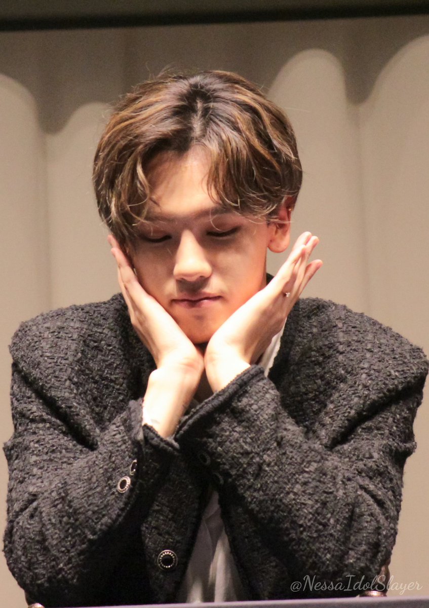 NessaIdolSlayer's tweet photo. 191117 fansign
(The lighting was really bad... 😖)
Excuse me, sir... 😳
#1TEAM #루빈 #이루빈 #ルビン #RUBIN #원팀 #IRUBIN #MakeThis https://t.co/izhebhyXF7