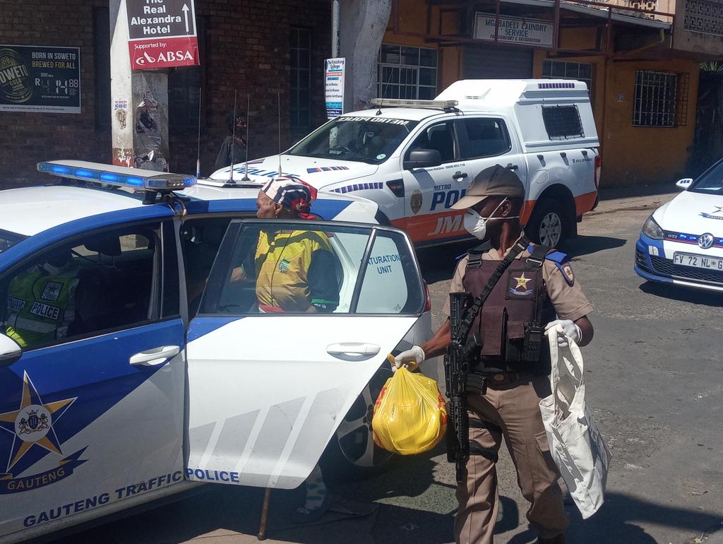 EversonLuhanga's tweet image. My favourite picture of the Lockdown weekend.
A compassionate cop escorts a gogo from Alexandra to her home from shops where she was with her grandkids. @LandNoli @CliffShiko @AdvoBarryRoux @Snyman  @Lirumo
