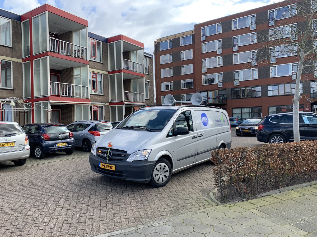 Wat een fijne middag! #hierinambacht
We hebben vele mensen gezien, achter het glas, op de stoep en in de tuinen 🎶 
Bedankt dat jullie op gepaste afstand bleven, bedankt voor het enthousiaste meezingen!
Een aftermovie volgt... voor nu.. groeten uit Ambacht!