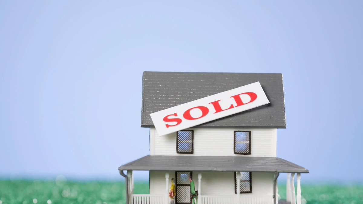 homesHQ's tweet photo. Congratulations on your new home! Now comes the hard part; making it your own! Learn from other new homeowners mistakes by following the link:  https://t.co/op1fAiwipZ https://t.co/7rC8uaOWbo