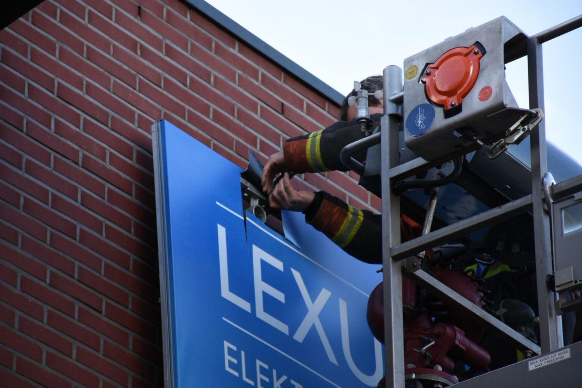 Stormschade. vakkundig @BRWGroningen verwijderd @roelf_knoop.