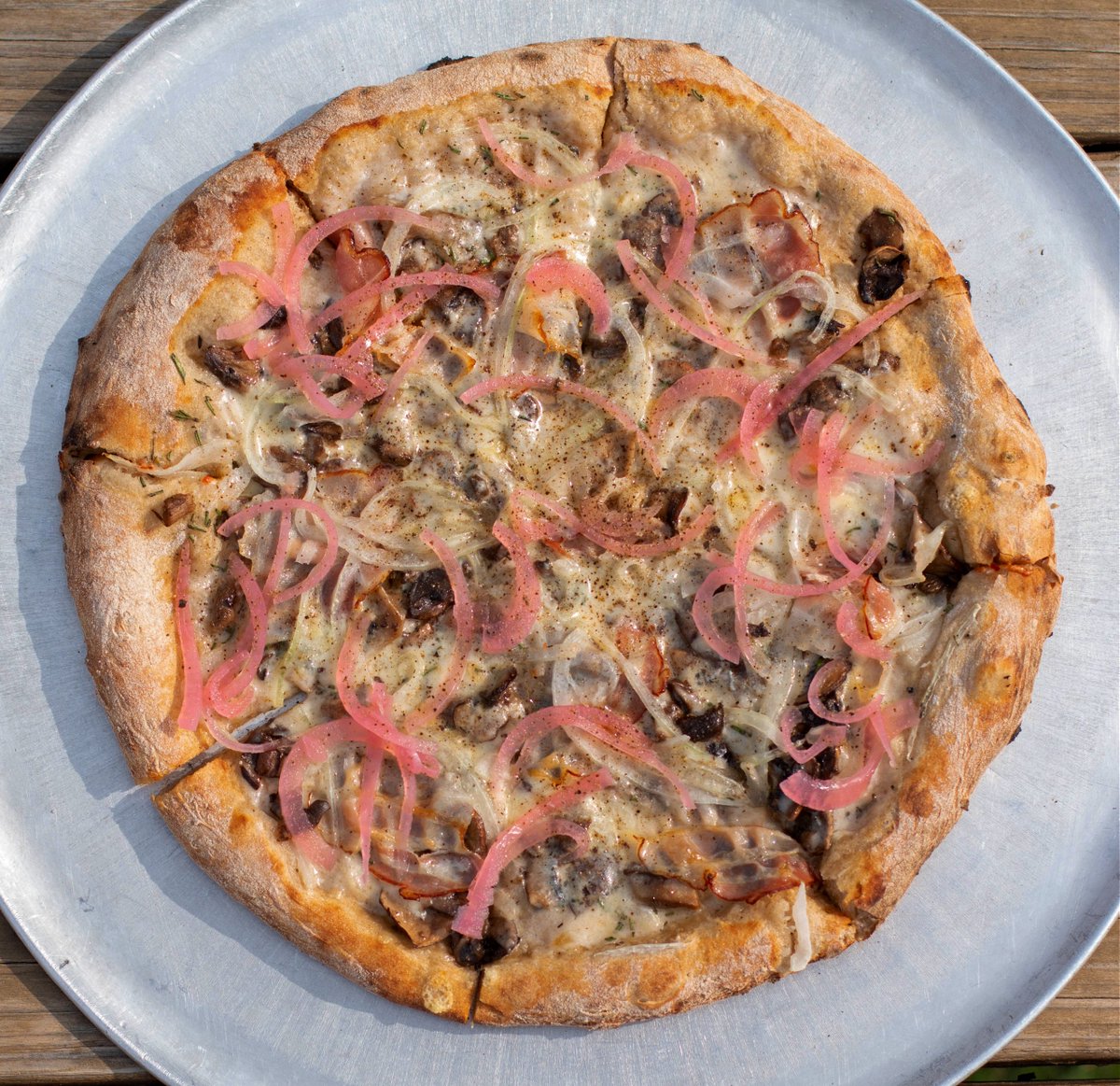 jesterkingbeer's tweet photo. The Lyons pizza from our restaurant Jester King Kitchen -- roasted mushroom, pickled onion, gorganzola, fontina, rosemary
Available 7 days a week from 12-8pm at our curbside pickup. Order online (https://t.co/iv2dko3BTU) or call 512-661-8736
#jesterking #jesterkingkitchen https://t.co/A9Pzbu5AUn