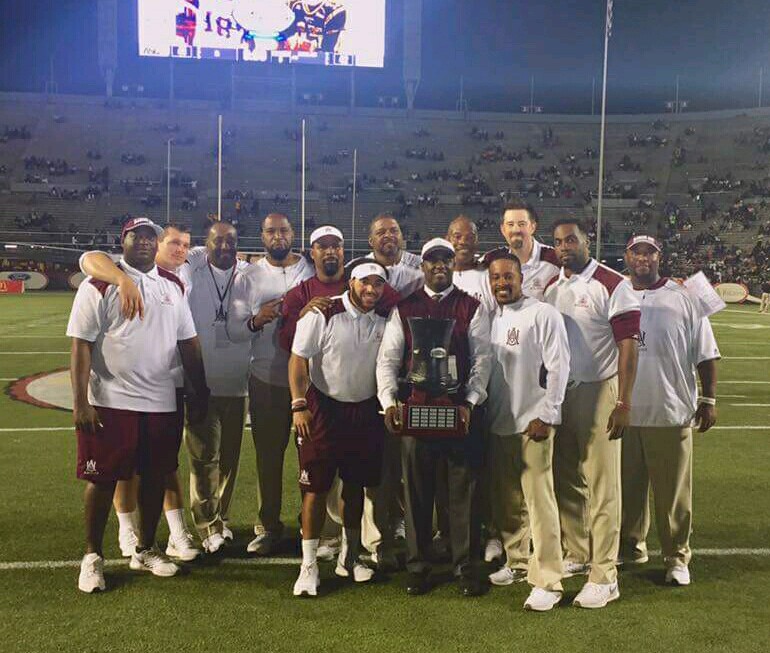 frcali2hiwluv's tweet image. Challenge accepted from @CoachRyanO
Once nominated you have 24 hours to respond AND donate $20 to local charity.  Post a pic of yourself coaching.

I nominate @MoveThoseChainz @abe_elimimian @TheStoweShow @_AntTaylor