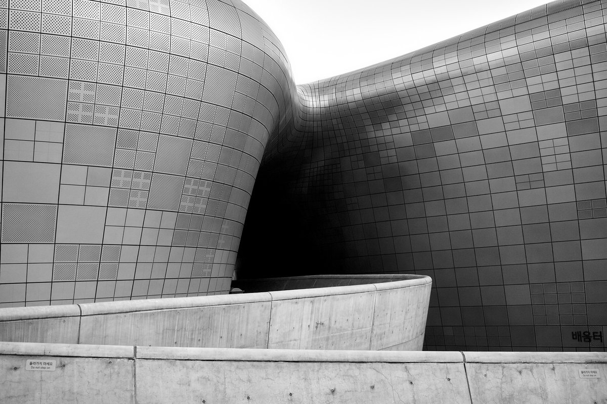 RogerBouGarriga's tweet photo. #ZahaHadid es sin duda un referente profesional que se consolidó como una de las figuras más importantes del #deconstructivismo. En las imágenes el #DongdaemunDesign Plaza en Seoul
#Architecture #architect #design #modern #deconstructivism #seoul #Korea https://t.co/JAYL5xgN0s