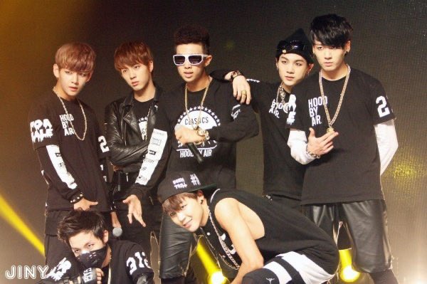 Бтс 2013. Когда был дебют бтс. Группа бтс дебют. Группа бтс 2013. Дебют бтс 2013 дата.