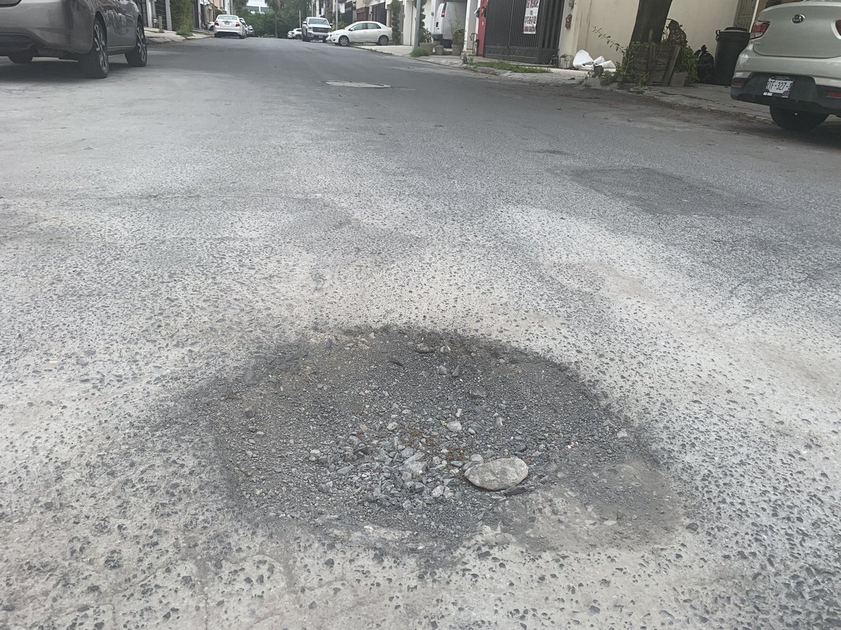 felipesbpro's tweet photo. @Cicmty continúa sin Reparacion bache en cumbres del Himalaya 1er sector entre av cumbres elite y cumbres del Orizaba https://t.co/pOZusH1anP
