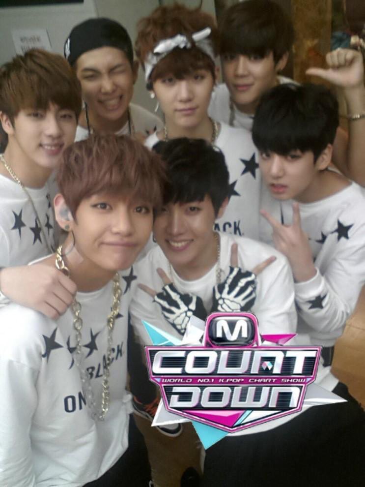 Корейцы гиф бтс. Чонгук и намджун. Скажи bts. Bts 2022. Бтс 2013.