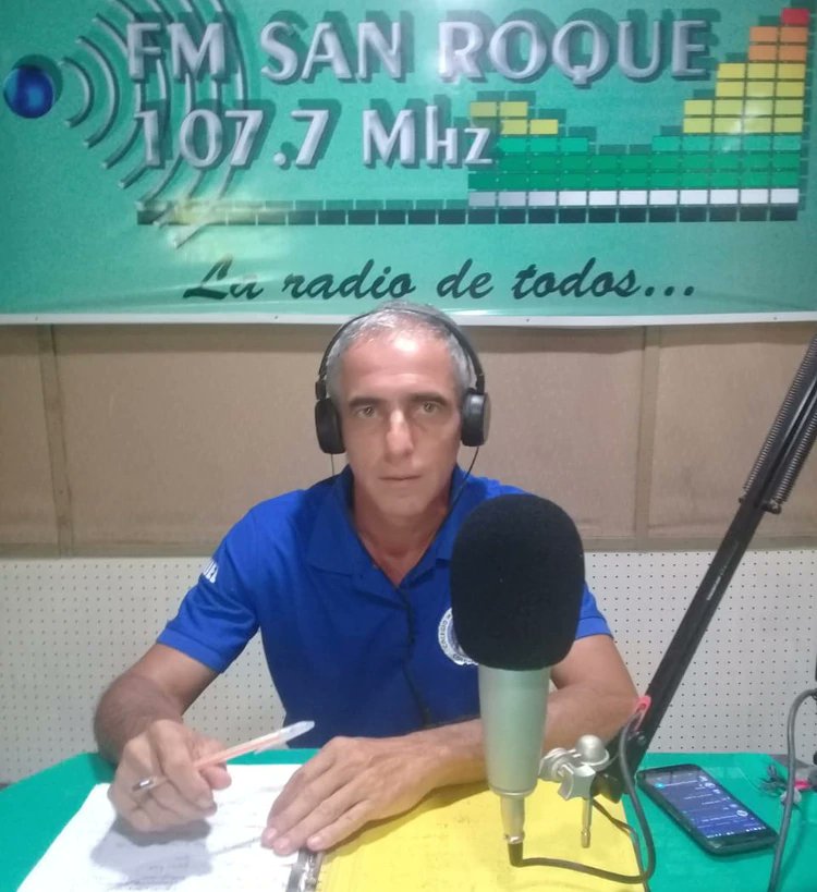 AndreaBisso's tweet photo. A las 14 hs no te pierdas la nota a #DanielBruno, el maestro correntino que usa la radio para que los chicos de zonas rurales puedan seguir estudiando en la cuarentena. ¡Notable!
#CosasDeMinas de 13 a 16 horas por @am1300radio
#SomosResponsables
#NosQuedamosEnCasa https://t.co/Jt4mhtmpCz