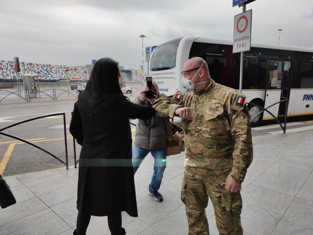 LaraMagoni's tweet photo. All'Aeroporto di #OrioAlSerio per accogliere medici e paramedici polacchi venuti in #Lombardia per dare supporto al personale degli Spedali Civili di #Brescia.

Grazie al Console Polacco Adrianna #Siennicka per il sostegno in questo momento di difficoltà 🇮🇹🇵🇱 https://t.co/6m1eWj6UST
