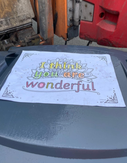 HeartMidsNews's tweet photo. Notes have been left for bin men in Birmingham, thanking them for their efforts during the Coronavirus pandemic. @BhamCityCouncil have sent us these pics, saying it's great for staff to have their hard work recognised during what is a difficult time. #HeartNews https://t.co/NtOxH618ae