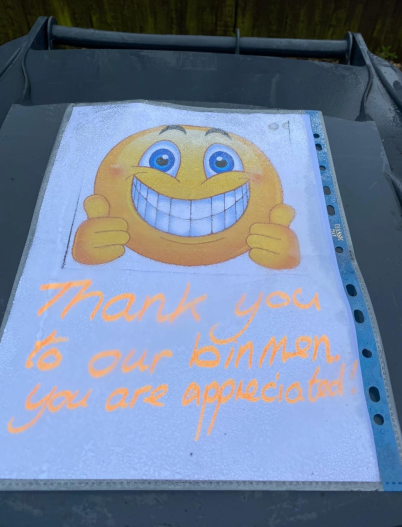 HeartMidsNews's tweet photo. Notes have been left for bin men in Birmingham, thanking them for their efforts during the Coronavirus pandemic. @BhamCityCouncil have sent us these pics, saying it's great for staff to have their hard work recognised during what is a difficult time. #HeartNews https://t.co/NtOxH618ae