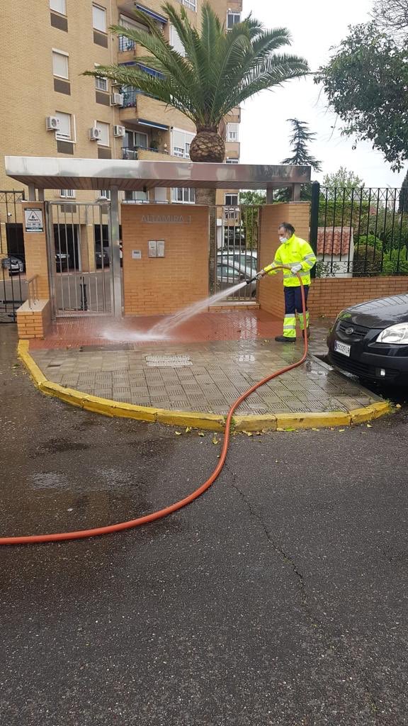 jlsanzalcalde's tweet photo. Tras 3 semanas de confinamiento,el Ayuntamiento intensifica el Plan de Desinfección para garantizar la limpieza de todos los rincones de Tomares.#QuedateEnCasa 
-V. de los Dolores 
-Darro, Odiel y Genil
-Almd. Sta. Eufemia 
-Bda. de los Poetas
-Sta. Eufemia 
-Valdovina
-Aljamar 4 https://t.co/5HxTglUp9b
