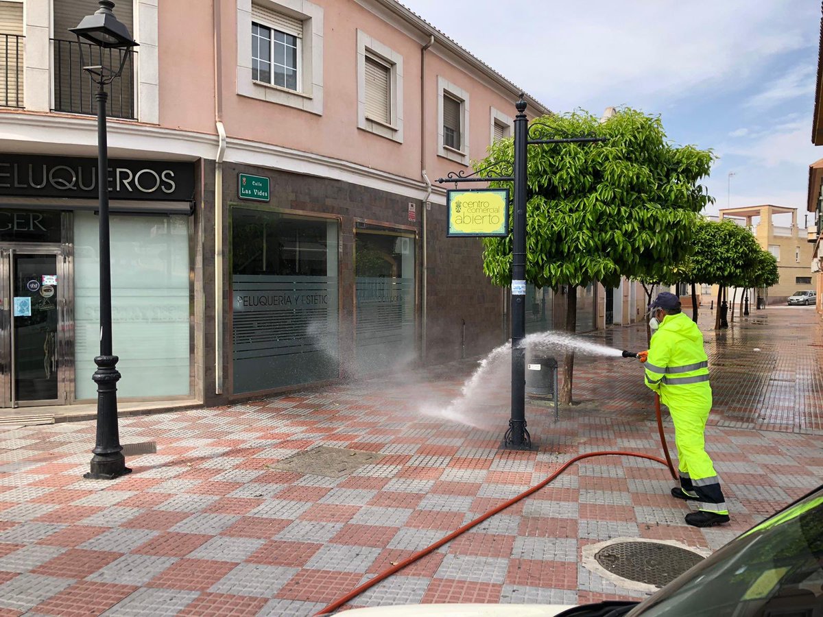 jlsanzalcalde's tweet photo. Tras 3 semanas de confinamiento,el Ayuntamiento intensifica el Plan de Desinfección para garantizar la limpieza de todos los rincones de Tomares.#QuedateEnCasa 
-V. de los Dolores 
-Darro, Odiel y Genil
-Almd. Sta. Eufemia 
-Bda. de los Poetas
-Sta. Eufemia 
-Valdovina
-Aljamar 4 https://t.co/5HxTglUp9b