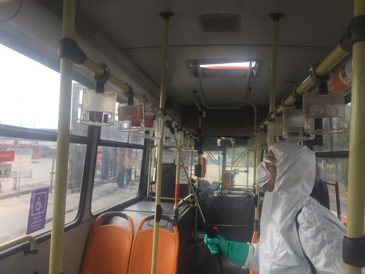 Transantiago's tweet photo. El fin de semana no descansamos 💪💪💪... estuvimos fiscalizando la sanitización de los 🚍🚍 para tu seguridad y la de nuestros conductores. En este caso fue el turno de @ExpressBuses  #CuidemonosEntreTodos https://t.co/ry3z9oOTxV