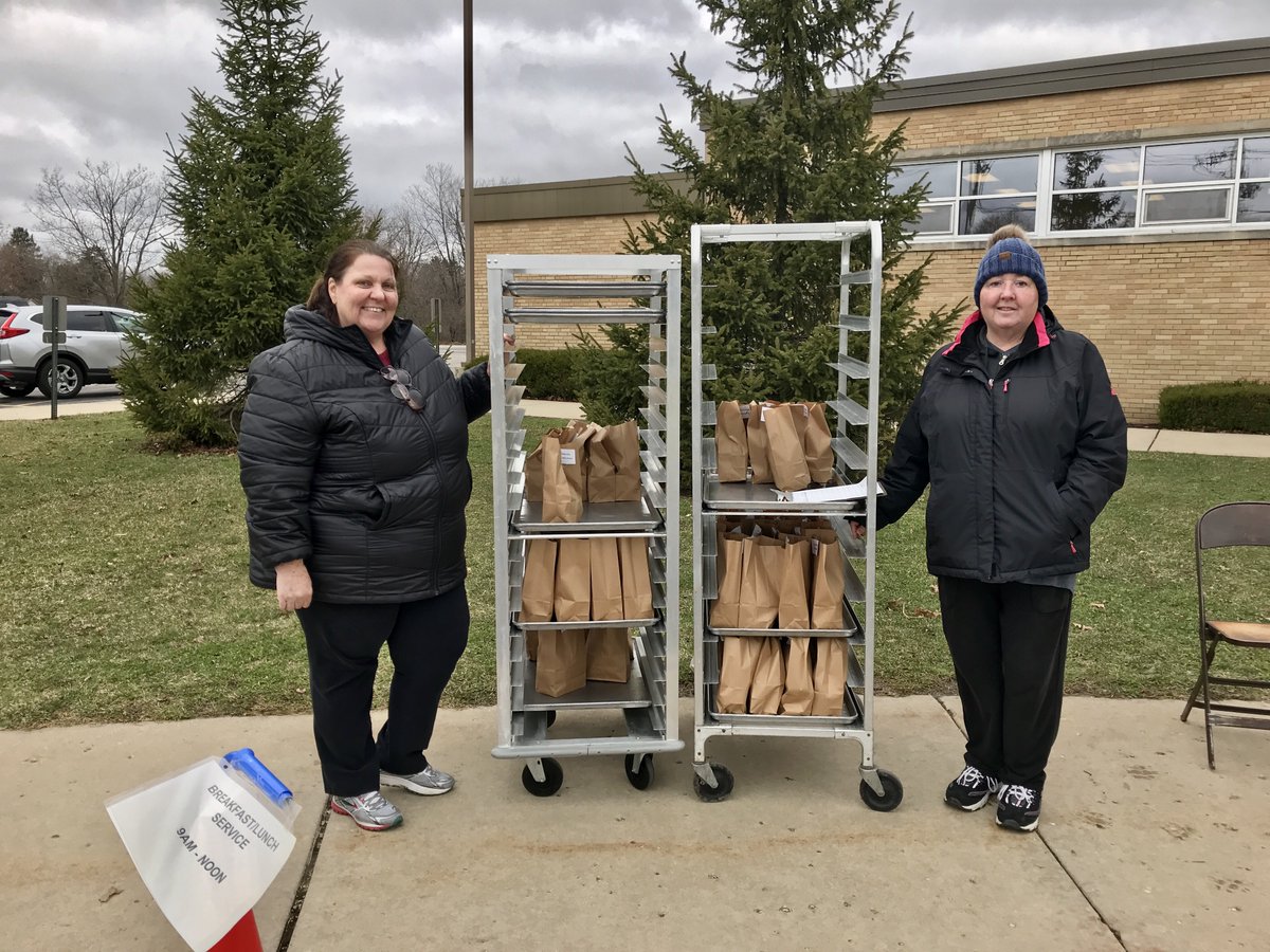 WoodstockD200's tweet photo. REMINDER: Food Services employees are still serving breakfast/lunch at Olson and Between Verda Dierzen and Northwood from 9 a.m. - noon each day. Last week, they served nearly 1,000 meals a day. We're also making deliveries at some apartment complexes and other sites. https://t.co/gdq2lF4mEd