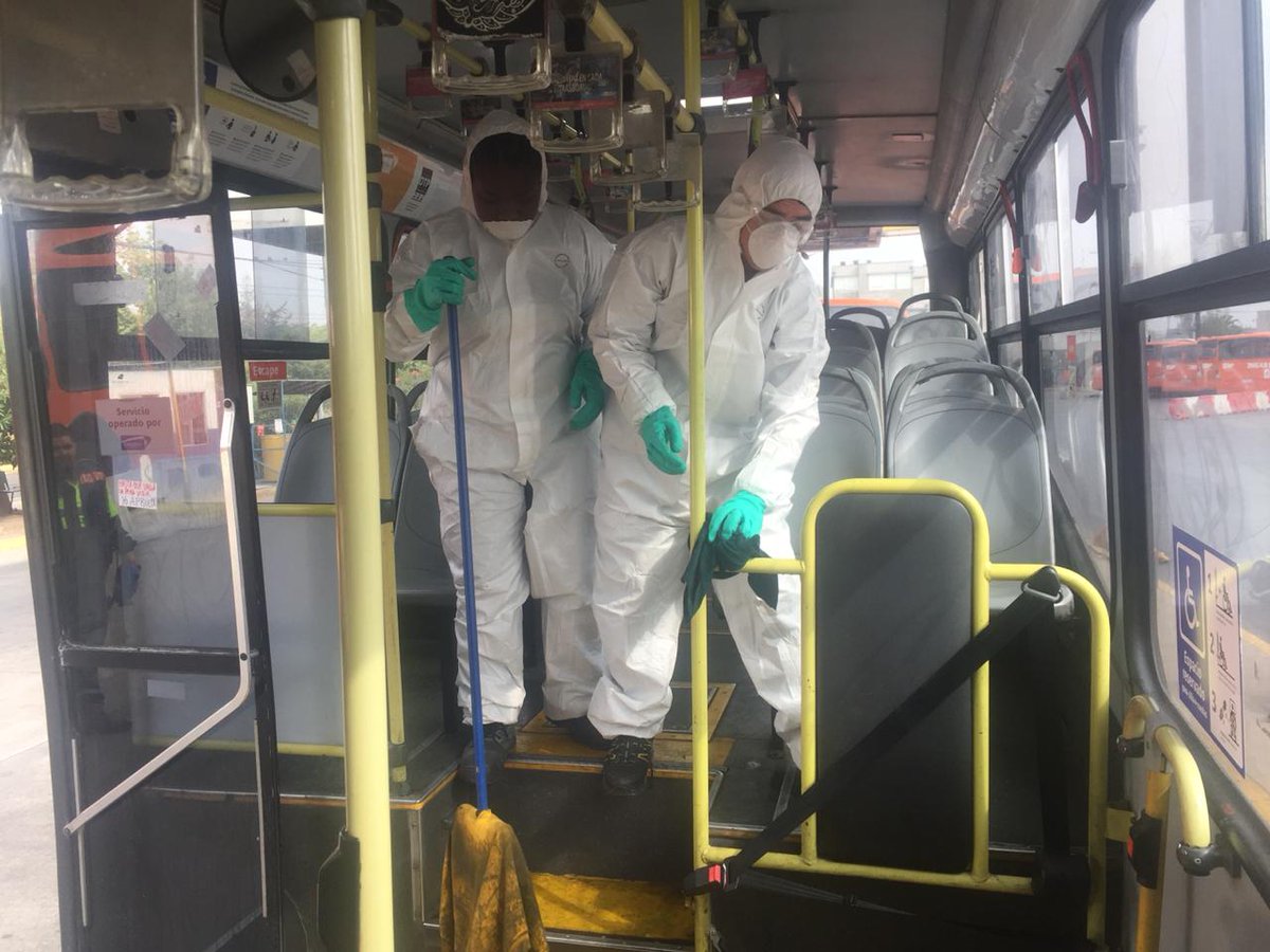 Transantiago's tweet photo. El fin de semana no descansamos 💪💪💪... estuvimos fiscalizando la sanitización de los 🚍🚍 para tu seguridad y la de nuestros conductores. En este caso fue el turno de @ExpressBuses  #CuidemonosEntreTodos https://t.co/ry3z9oOTxV