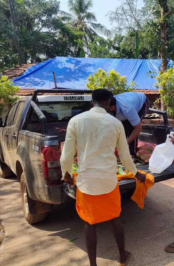  @sdpikarnataka Bajpe Grampanchayath member distributing the Food stuffs to the poor and the needy Peoples,  #Mangalore36/n