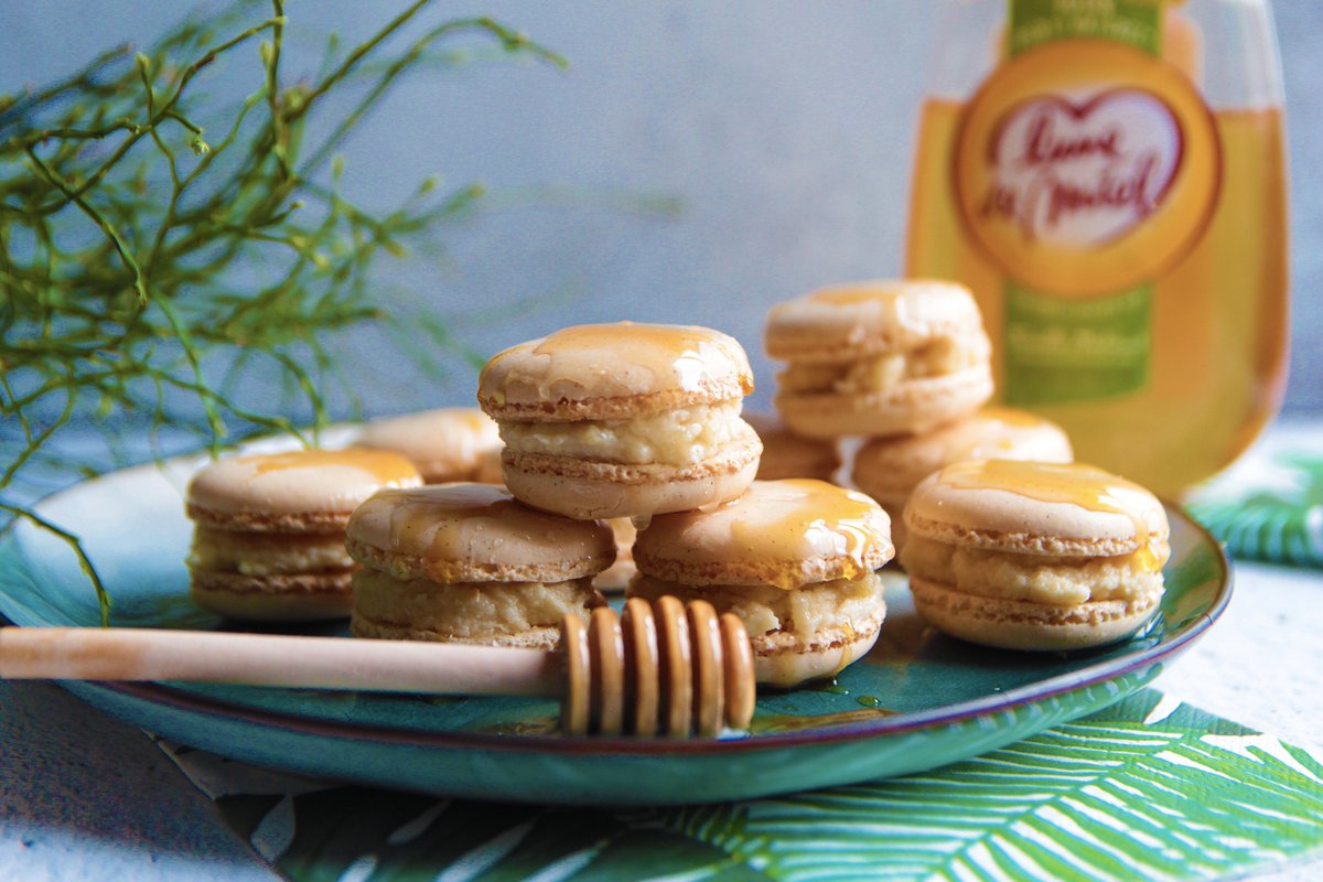 mysaveur's tweet photo. [Macarons à l’amande &amp; ganache ô miel] Ils vont faire le buzzzzz 🐝 !  Si tu partages, ce sera gourmand croquant ! La recette : https://t.co/Jg8zZ6iS0l

#macaron #ideerecette #recettedecuisine #recettefacile #recetterapide #recettegourmande #gourmandise  #recipe #mysaveur https://t.co/Fx2FU7sbJz