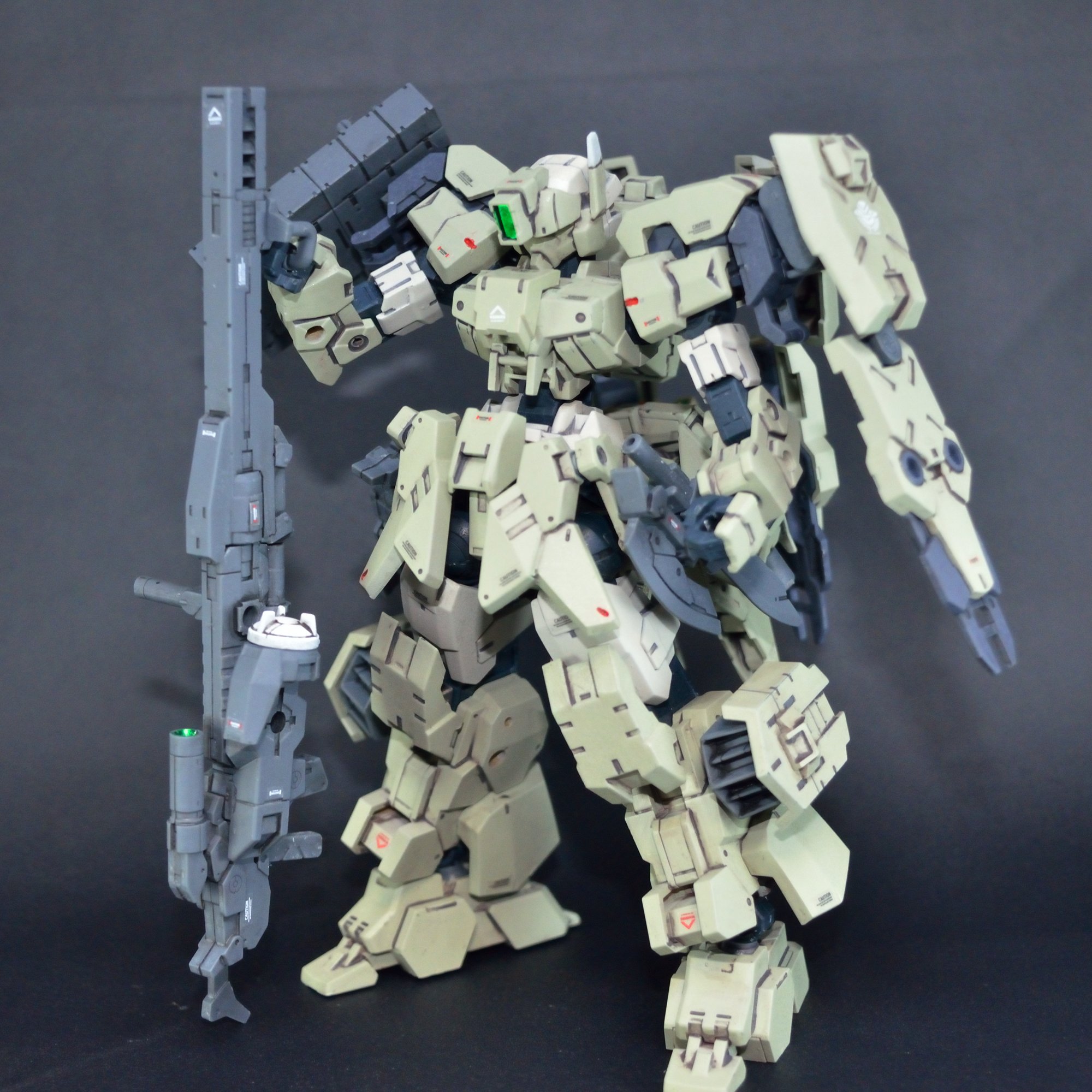 ぽんくま アルト陸戦重装仕様g装備 装甲を強化し 火力を増した陸戦アルトの改修機で ガンナー装備 A装備と同様に腰のロイロイをコアとしたフライトユニットによって機動性を確保し 3枚の大型シールドは射撃時に最適な位置に構えることができる 30mm ぽんくま アルト陸戦重装仕様g装備 装甲を強化し 火力を増した陸戦アルトの改修機で ガンナー装備 A装備と同様に腰のロイロイをコアとしたフライトユニットによって機動性を確保し 3枚の大型シールドは射撃時に最適な位置に構えることができる 30mm