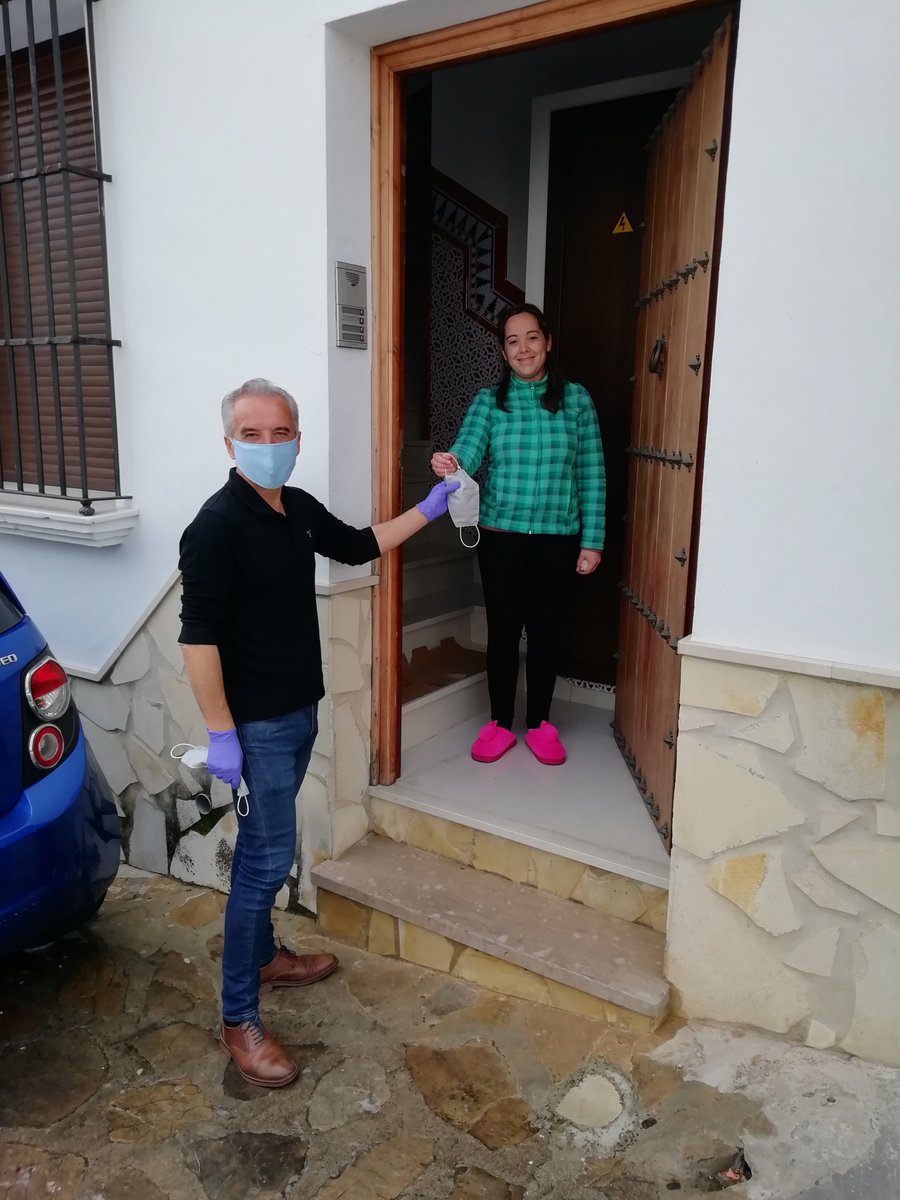AlfonsoMoscoso4's tweet photo. El Ayuntamiento de Villaluenga Reparte hoy lunes Mascarillas para tod@s los Vecin@s en el municipio, calle por calle, casa por casa. Aunque no sea suficiente, todo lo que suma no resta.  Villaluenga pretende romper el circuito de contagio del COVID-19
#EsteVirusLoParamosUnidos https://t.co/gk0pB83zSP