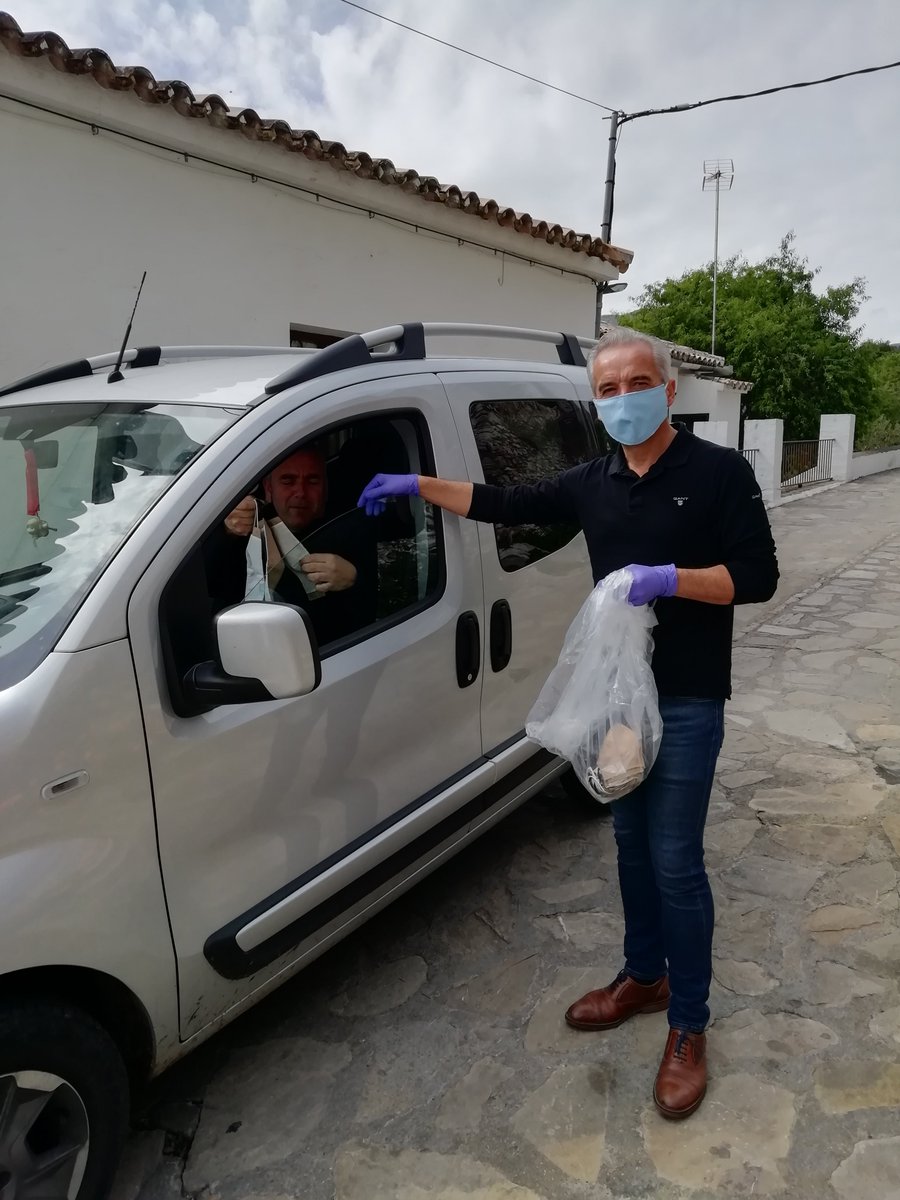 AlfonsoMoscoso4's tweet photo. El Ayuntamiento de Villaluenga Reparte hoy lunes Mascarillas para tod@s los Vecin@s en el municipio, calle por calle, casa por casa. Aunque no sea suficiente, todo lo que suma no resta.  Villaluenga pretende romper el circuito de contagio del COVID-19
#EsteVirusLoParamosUnidos https://t.co/gk0pB83zSP