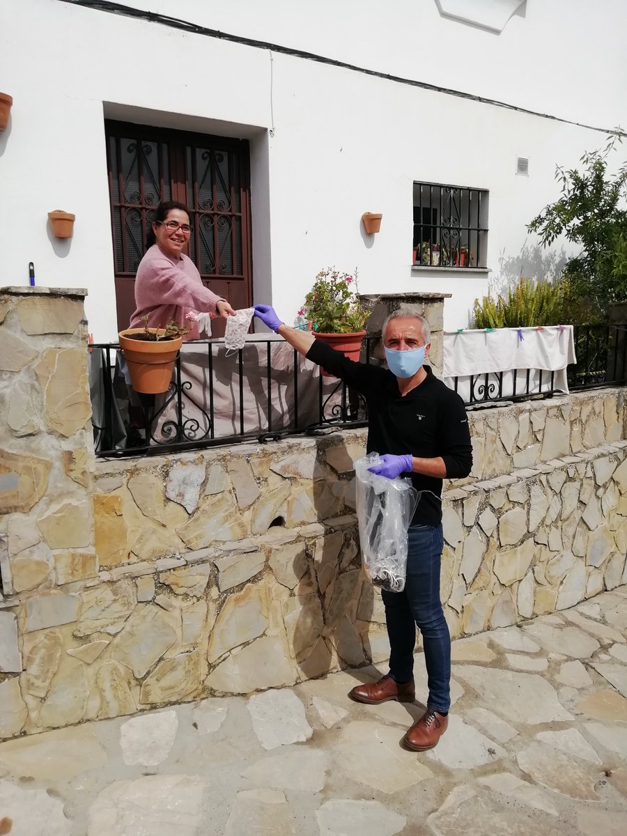 AlfonsoMoscoso4's tweet photo. El Ayuntamiento de Villaluenga Reparte hoy lunes Mascarillas para tod@s los Vecin@s en el municipio, calle por calle, casa por casa. Aunque no sea suficiente, todo lo que suma no resta.  Villaluenga pretende romper el circuito de contagio del COVID-19
#EsteVirusLoParamosUnidos https://t.co/gk0pB83zSP