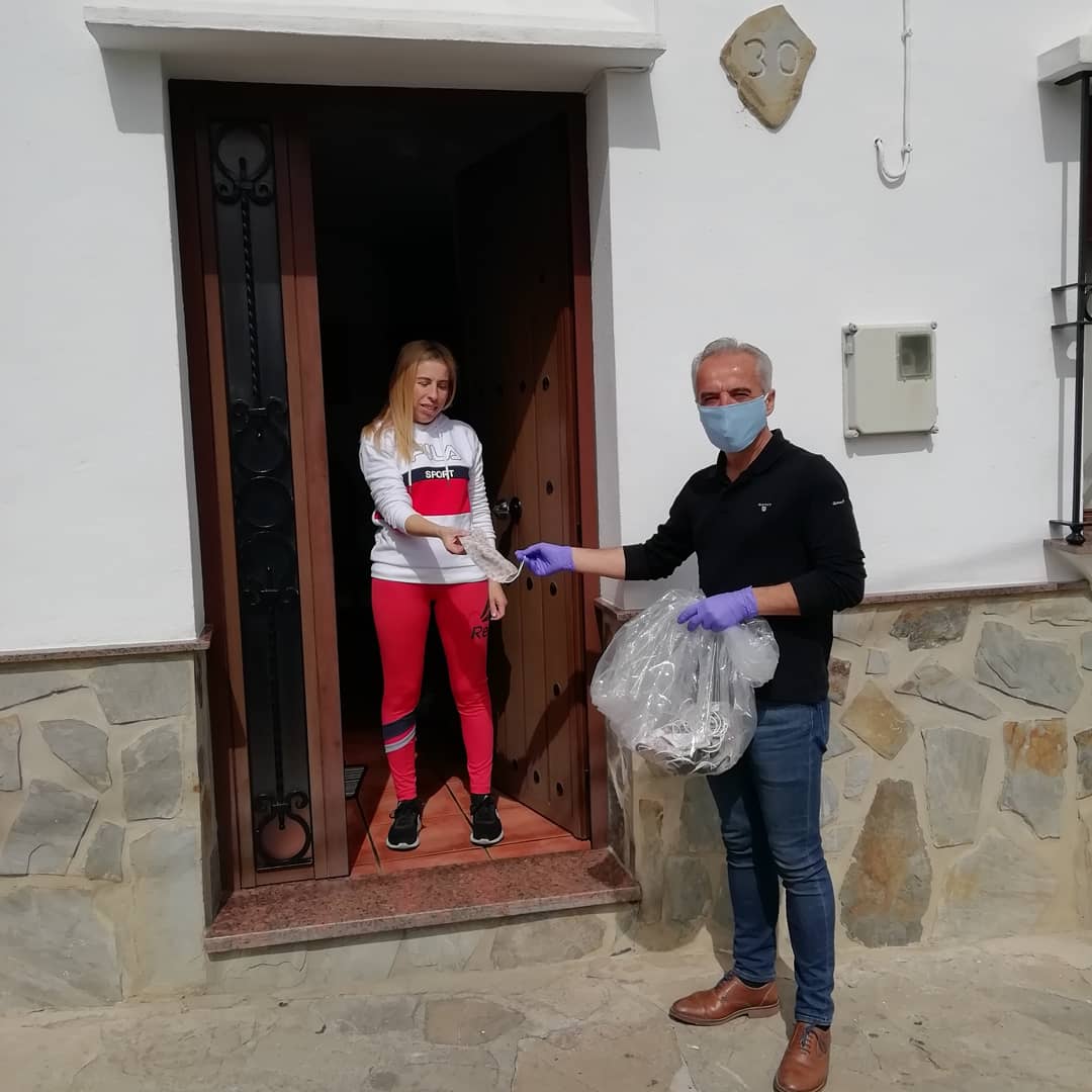 AlfonsoMoscoso4's tweet photo. El Ayuntamiento de Villaluenga Reparte hoy lunes Mascarillas para tod@s los Vecin@s en el municipio, calle por calle, casa por casa. Aunque no sea suficiente, todo lo que suma no resta.  Villaluenga pretende romper el circuito de contagio del COVID-19
#EsteVirusLoParamosUnidos https://t.co/gk0pB83zSP