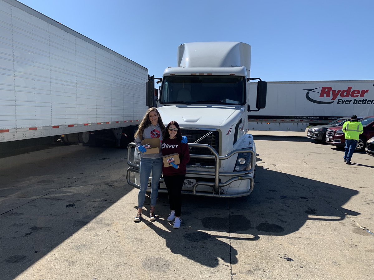 RichNye13's tweet photo. Employees with @SpotFreight giving away box lunches to truck drivers. Those drivers are feeling more appreciated during #Covid_19 #StayAtHome order and enjoying lighter traffic. https://t.co/mHbOZ5snts