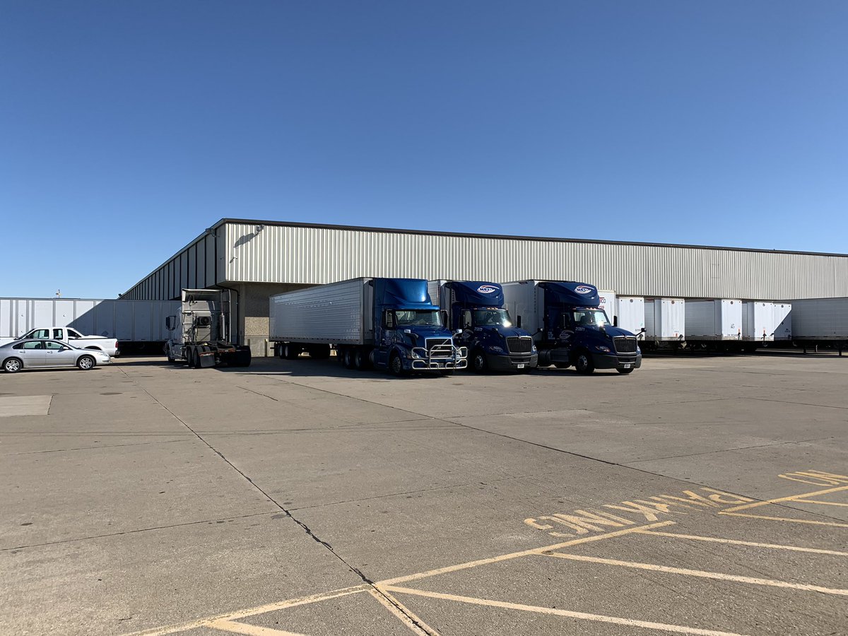 RichNye13's tweet photo. Employees with @SpotFreight giving away box lunches to truck drivers. Those drivers are feeling more appreciated during #Covid_19 #StayAtHome order and enjoying lighter traffic. https://t.co/mHbOZ5snts