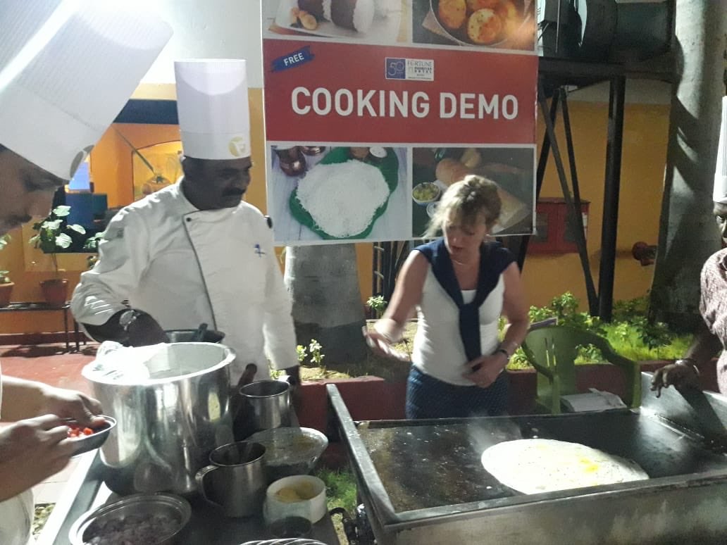 fortunepandiyan's tweet photo. Guests enjoy demo cooking at Fortune Pandiyan.
#guest #fortunepandiyan #hotels #hotelsinmadurai https://t.co/ydEUyiuBXz