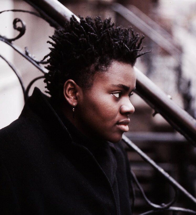 RocknPop1065's tweet photo. Hoy cumple 56 años Tracy Chapman, aquella cantante que nos emocionó con sus canciones en los 80'. "Fast Car", "Across the Lines", "Baby Can I Hold You"... #retrolunch https://t.co/00H9xiZ5Er