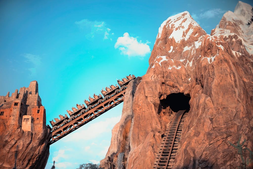 showroomatrube's tweet photo. Front Row Every Time! 9 Roller Coasters Around the World You Can Virtually Ride Right Now - https://t.co/frycldjb1U #staysafe #socialdistancing #virtualreality #virtualrollercoaster https://t.co/VN8sZPEUgF