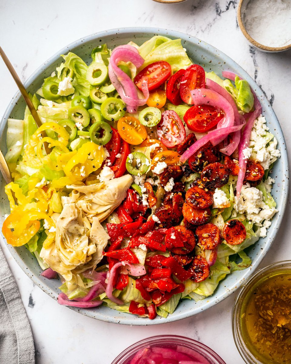 VegVenturesBlog's tweet photo. Vegetarian Antipasto Salad with Pepperoni-Spiced Roasted Carrots https://t.co/irUInV8Xt3 https://t.co/fWycEvEuIx