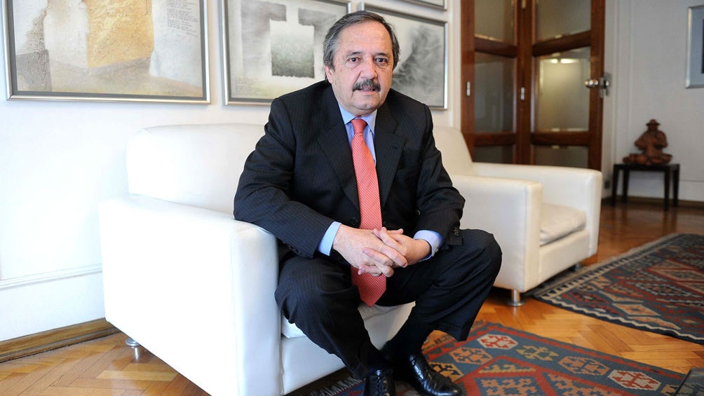 AgenciaTelam's tweet photo. El embajador en España, Ricardo Alfonsín, sostuvo hoy que la "opción argentina" de aislamiento social obligatorio para hacer frente al coronavirus "no solo es ética" sino también "económicamente correcta" https://t.co/ciygvcnNOg