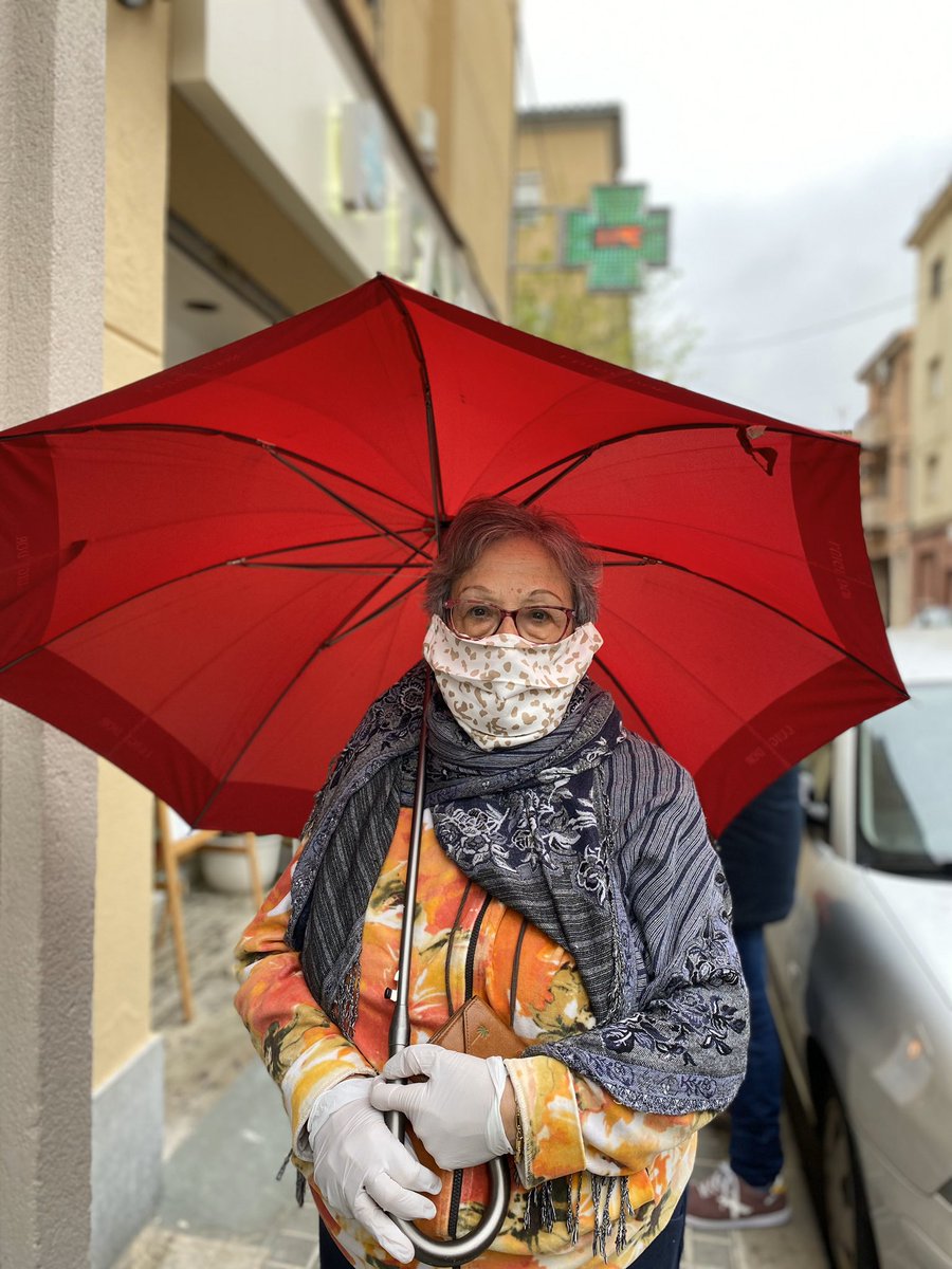 A l’edició de demà, al <a href="/DiariDeSabadell/">Diari de Sabadell</a> parlem de tres històries de gent de carrer que surt a comprar a farmàcies. Ella és una d’elles👇🏻