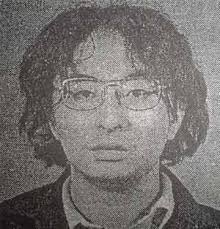 TW Crime. Bonjour, aujourd’hui nous allons parler de Tsutomu Miyazaki aussi connu sous le nom de "Otaku Killer", "Dracula" ou "le tueur de petites filles". C’est un pédophile cannibale et un meurtrier nécrophile. Si vous n’avez pas le cœur bien accroché, ne lisez pas !