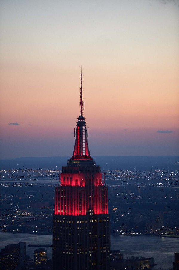Coronavirus: Empire State Building lights up red and white in honor of first responders - CBS News Coronavirus: Empire State Building lights up red and white in honor of first responders - CBS News