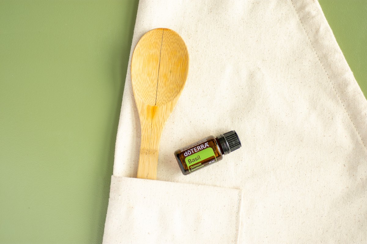 QueenGeek's tweet image. Have you ever tried cooking with essential oils? Basil is a great one! Click the link below to learn more about cooking with oils. ow.ly/I51d102acwx