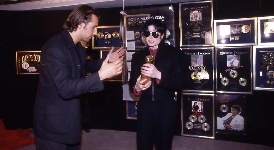BEATRIZ1950's tweet photo. VÍA: #AlexGernandt
MJ el 4 de noviembre de 1995 . Fue tomada en el álbum multiplatino de Sony y en la presentación de Golden Bravo Otto después de la impresionante presentación televisiva de MJ en "Wetten, dass". https://t.co/dN0NR7KvEA