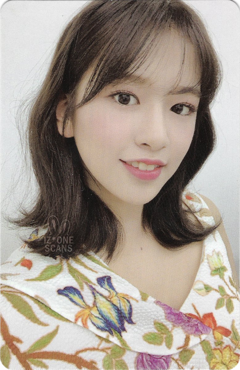 「 PHOTOCARD SCAN 」

༄ YUJIN ''HEART*IZ'' Violeta version. (Signed back)