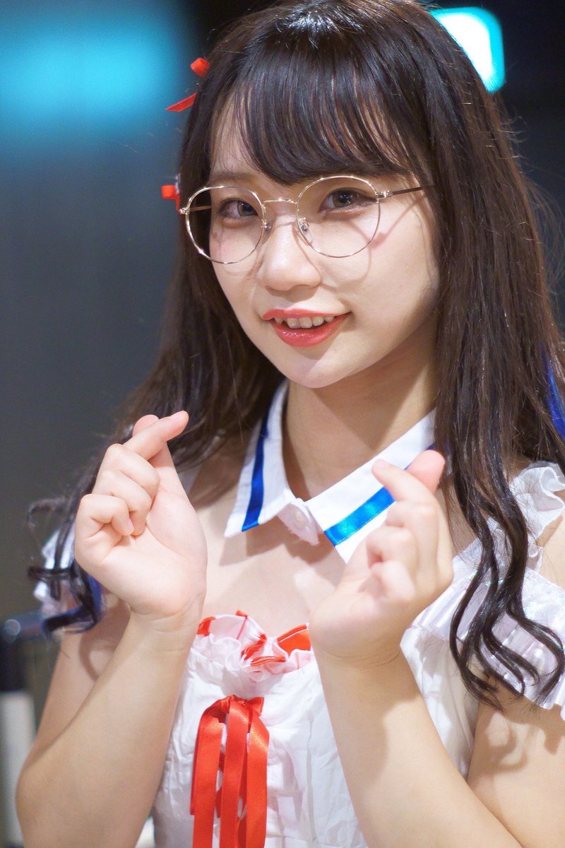 momo_fip's tweet photo. #アイドル垢抜けた選手権2020 

確実に比較できるように
・他撮り限定
・新も旧もその年代の中でも盛れた方（笑）ではある画像
を選んだ❕

ベースは変わってなくてまだまだ垢抜けてないけどちょっとは変わった😧？

ライブ中の画像
2016年→2019年

ポートレート
2016年→2020年

まだまだ垢抜ける🏃 https://t.co/BDpVv8BqXf