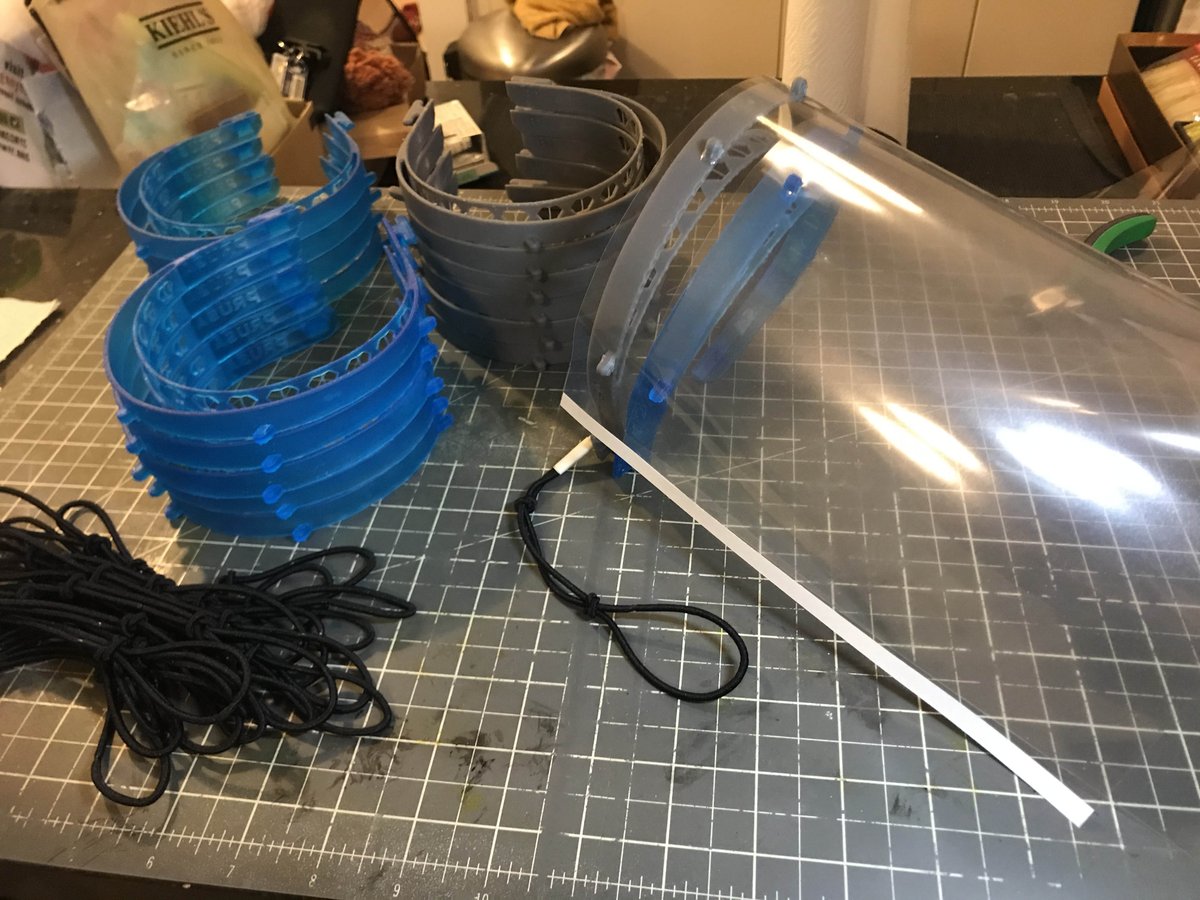 Boyaki_Channel's tweet photo. 週末から3Dプリンターをフル操業して医療従事者用のフェイスシールドを可能な限り作成して、今朝寄付しました。
NYでは他者を助けるため、様々なコミュニティで情報共有のネットワークが広がっています。#コロナ　#ニューヨーク　#3Dプリンター https://t.co/X2v6lrcDxe