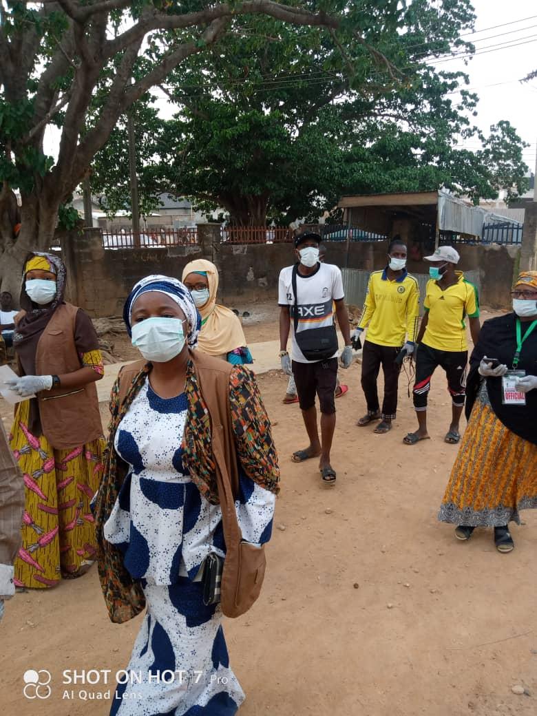 calmusy's tweet photo. TEAM SAFE took to the people of Tudun Wada, part of its humanitarian outreach programs designed to support the fight against COVID -19. The DPO Tudun Wada Police Divisional Head Quarters was kind enough to accept and support the idea, #safefoundation @KDHSSD @HafsatMohBaba https://t.co/p1w9IX2i2A