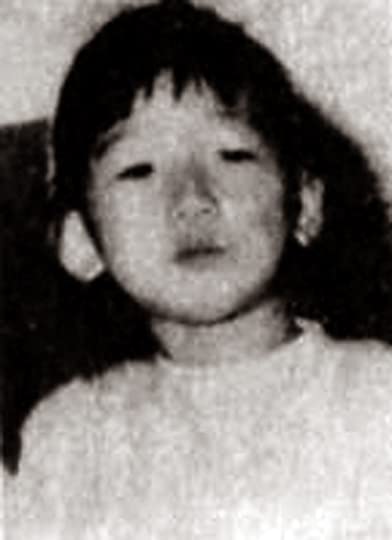 La famille ne décrochait pas tout de suite, il pouvait laisser le téléphone sonner pendant plus de 20 minutes. Le 6 Juin 1989, Miyazaki fait monter une enfant dans sa voiture, Ayako Nomoto, 7 ans. Il prend des photos d’elle et la tue, gardant son corps dans son appartement à des