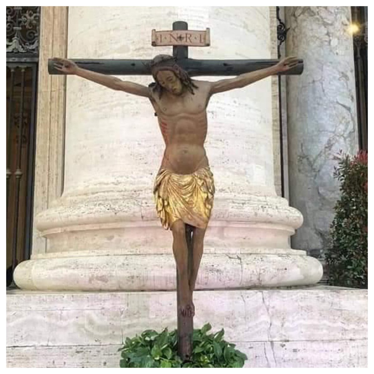 abogadosvenezu1's tweet photo. Nos unimos a la PROCESION VIRTUAL, de la imagen del CRUCIFIJO, al cual en el año 1.522 el pueblo ITALIANO🇮🇹le rezó y Dios escuchó su oración y DETUVO la PESTE en Roma. Esperamos q te unas a la PROCESIÓN VIRTUAL,la reenvíes y q el Señor nos haga el milagro y DETENGA el coronavirus https://t.co/46qNiyB4rZ