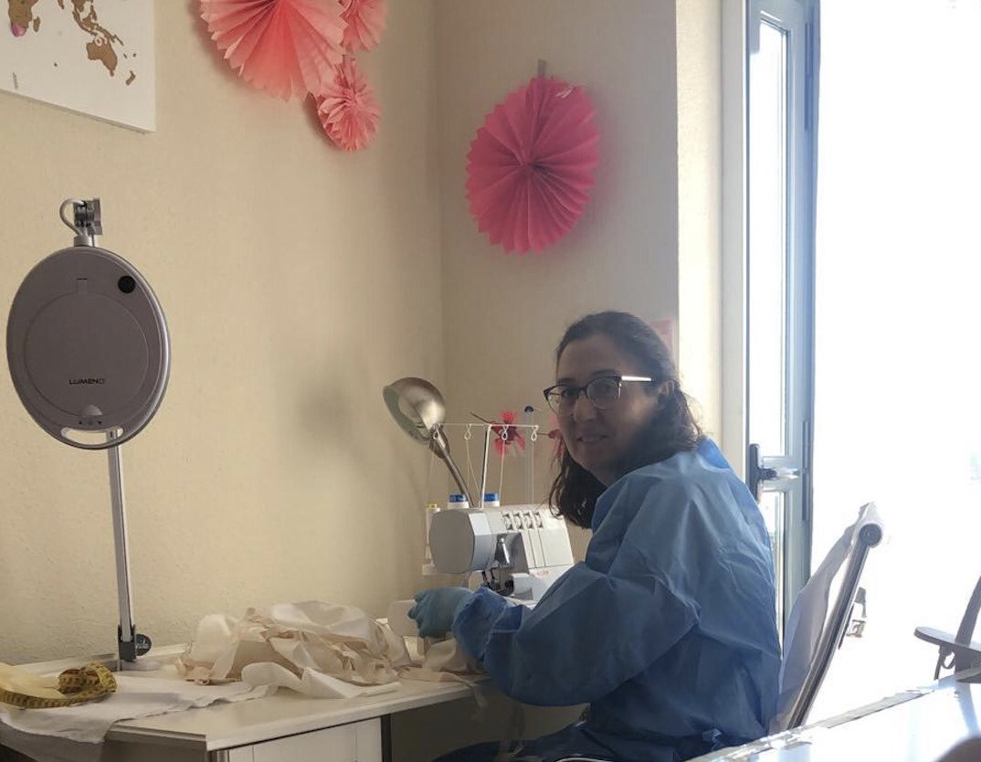 Alcobendas_ayto's tweet photo. Esta mañana, el Ayuntamiento ha comenzado el reparto en las residencias de mayores de 1.000 mascarillas donadas por la Fundación @fpclaudiogaleno, y cosidas por voluntarias de Alcobendas y #Sanse. ❤️
¡Gracias! 

#EsteVirusLoParamosUnidos 💪🏼
https://t.co/UAQhJMEDSn https://t.co/IFOP1DVAQE