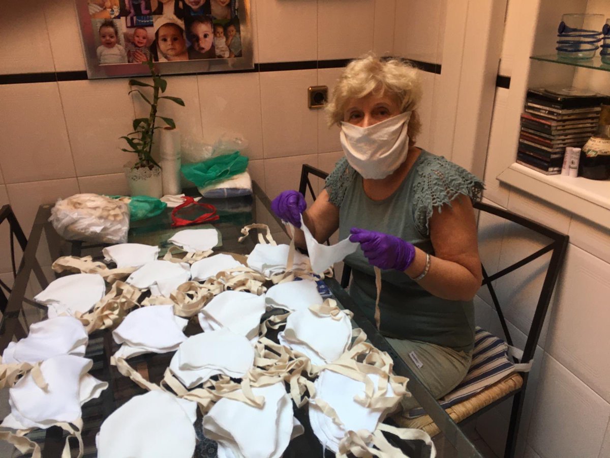 Alcobendas_ayto's tweet photo. Esta mañana, el Ayuntamiento ha comenzado el reparto en las residencias de mayores de 1.000 mascarillas donadas por la Fundación @fpclaudiogaleno, y cosidas por voluntarias de Alcobendas y #Sanse. ❤️
¡Gracias! 

#EsteVirusLoParamosUnidos 💪🏼
https://t.co/UAQhJMEDSn https://t.co/IFOP1DVAQE
